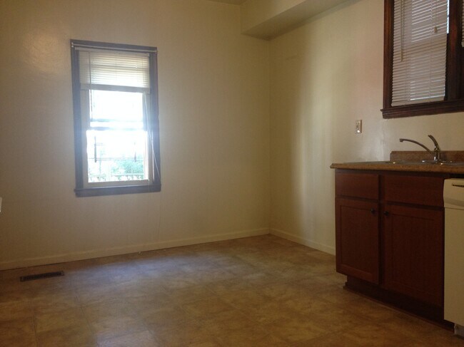 Photo - 2570 N Newhall St Unidad LOWER