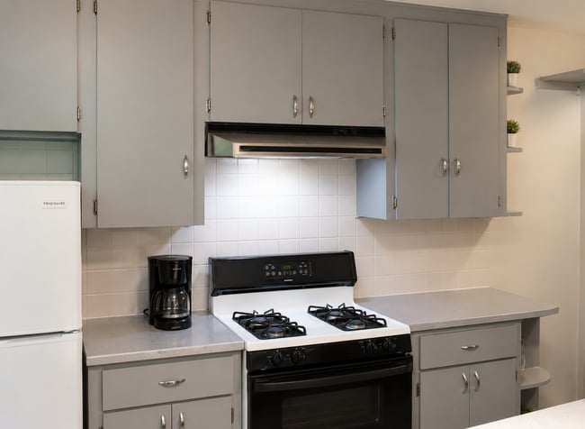 Photo - Charming Studio Apartment in Hyde Park – Private Yard, Wood Floors & Onsite Laundry