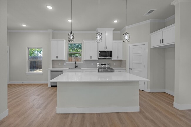 5511 Black Pine Cir