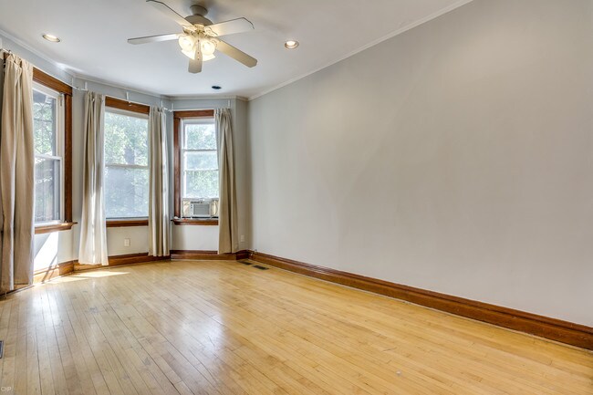 Living room - 3220 N Leavitt St Unit 1