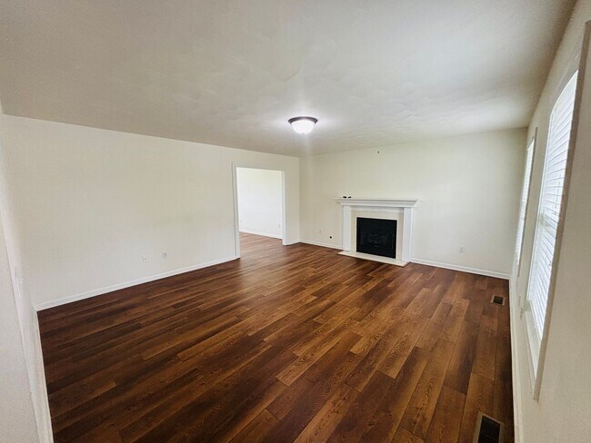Photo - 985 New Village Dr NW