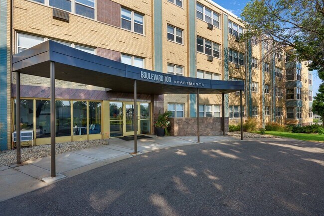 Photo - Boulevard 100 Apartments