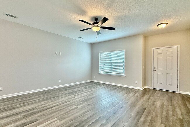 Photo - AVAILABLE MID-MARCH! (Pet Friendly)