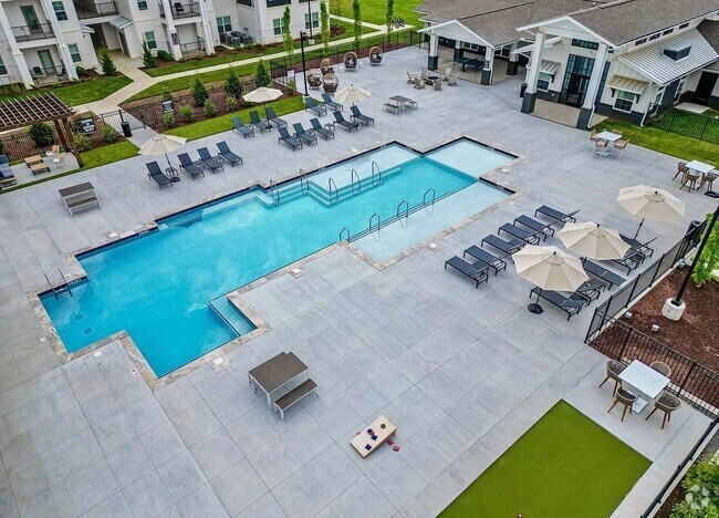 Resort-style Pool - Farmhouse Apartments