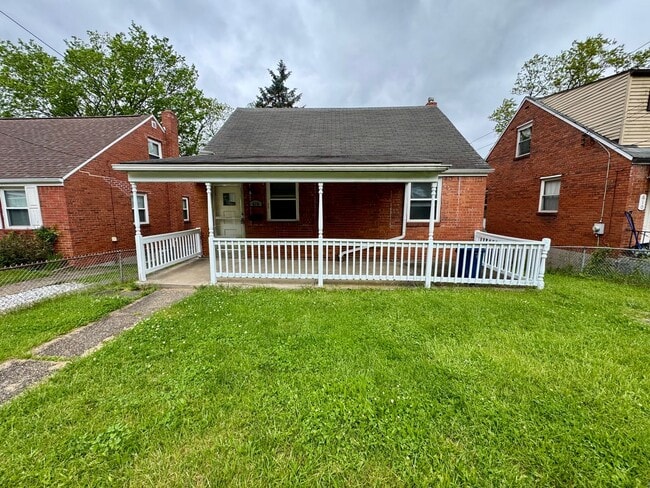 Building Photo - Charming 4 Bed 1.5 Bath house with BRAND NEW KITCHEN!!!