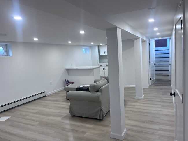 Building Photo - 1007 Russell St Unit One bedroom