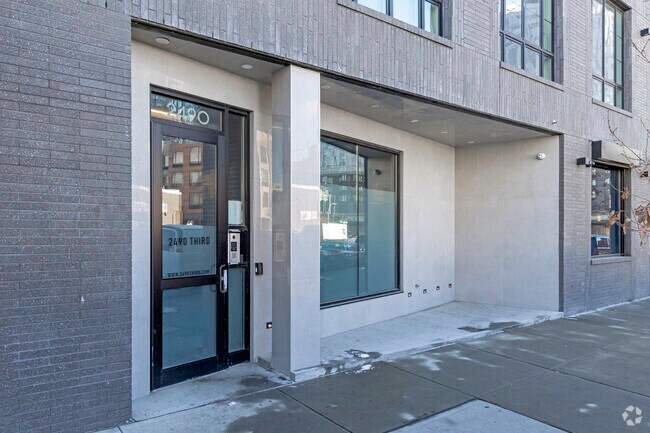 Entrada - 2490 Third