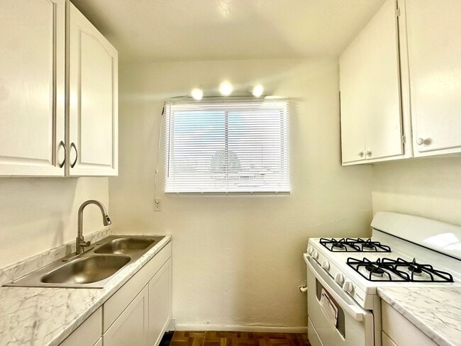 Photo - RogerRd237-243 Unit Roger239-3