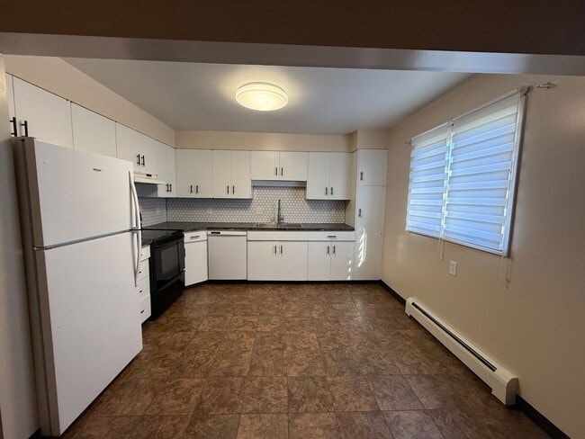 Building Photo - Extra Large 2 bedroom 1.5 Bath Centrally L... Unit 7 Rental