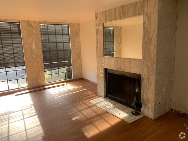 Building Photo - 1317 26th St Unit 1 Rental