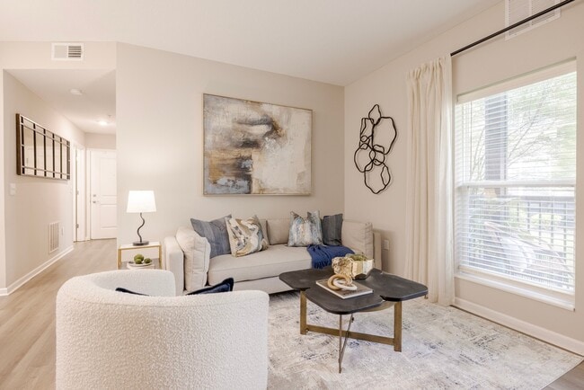 Sala de estar recientemente renovada con pisos estilo madera - The Chelsea Apartments