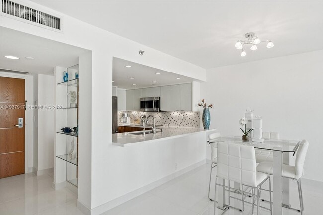 Photo - 400 South Pointe Dr Unidad 906