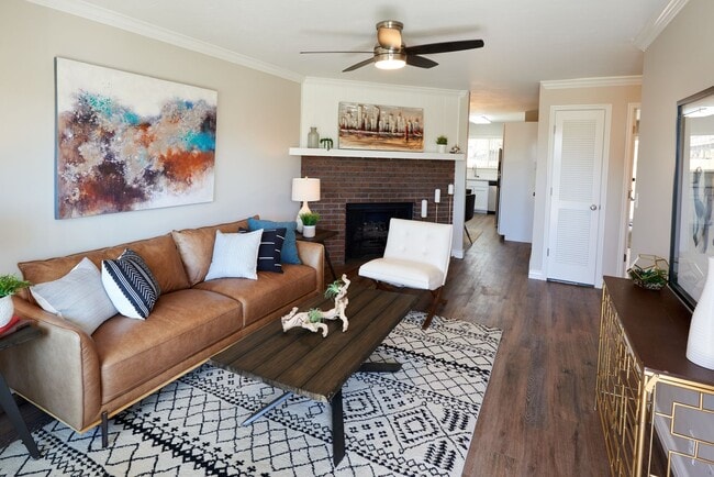 Building Photo - Riverside 1468-70 Unit 1470