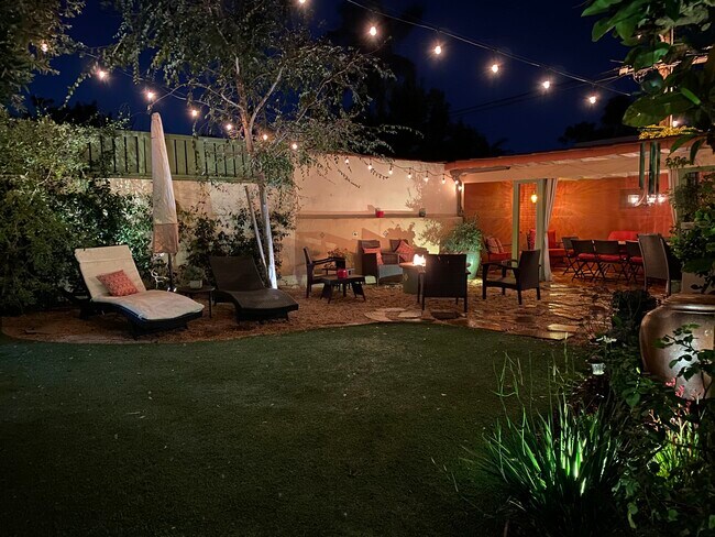 DESTACADO: Una noche agradable en la cabaña con fogata, barbacoa, bar y asientos para amigos (¡muchos!) - 1103 S Crescent Heights Blvd