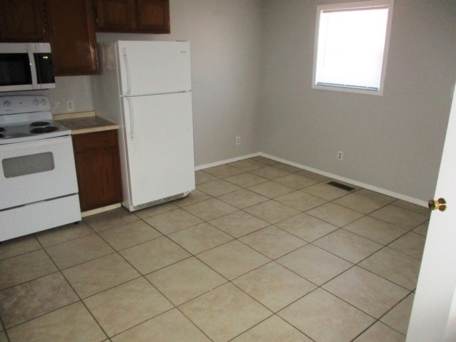 Photo - 700 Golfcrest Rd N