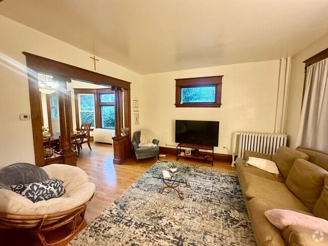 Building Photo - Bright & Spacious 3-Bedroom – Large Kitche... Rental