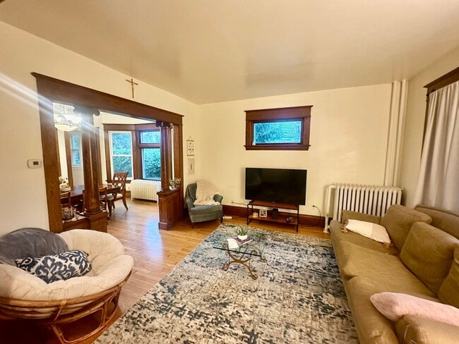 Bright & Spacious 3-Bedroom – Large Kitche... - Bright & Spacious 3-Bedroom – Large Kitche... House