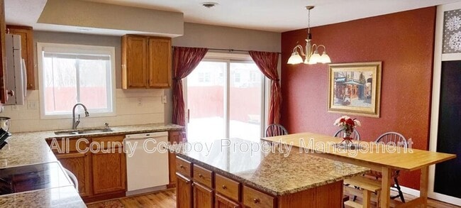 Photo - 1915 E Custer St