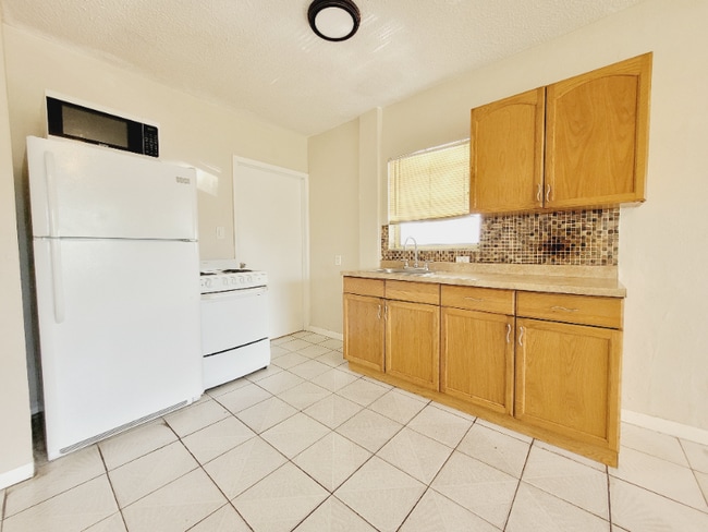 Photo - 567 E 11th St