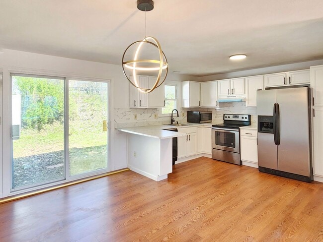 Building Photo - Beautifully remodeled townhouse with garage.