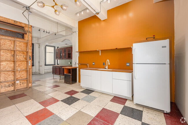 Loft - 1097SF - Kitchen - 725-729 S Spring St