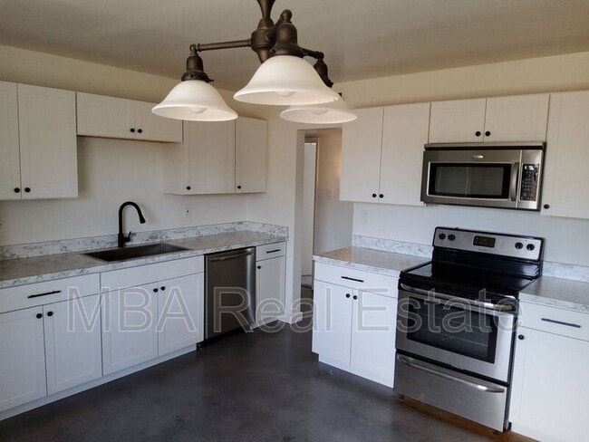 Photo - 915 W 17th Pl