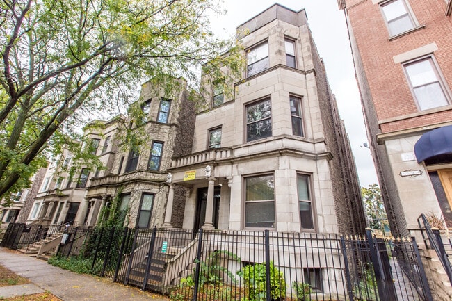 Building Photo - HUGE Condo Quality 4bed/2bath in Hot Wicker Park! Central Air! In-Unit Laundry! Deck! FREE Internet! Unit 1