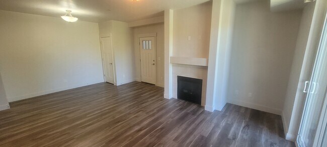 Photo - 1047-1500 500 E