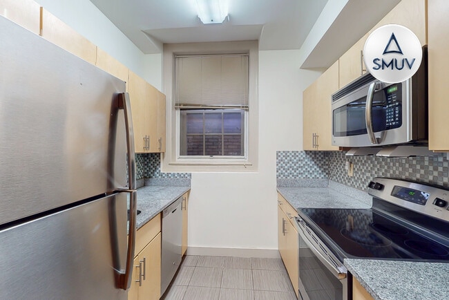 Building Photo - 12 E Chase St Unit T03
