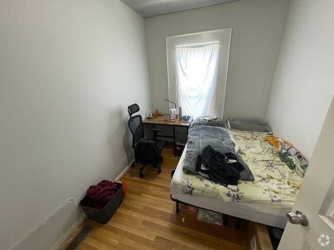 Building Photo - 18 Perrin St Unit Room C Rental