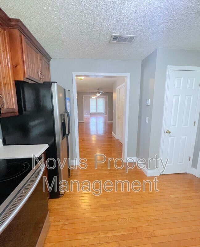 Photo - 102 W Lipham St