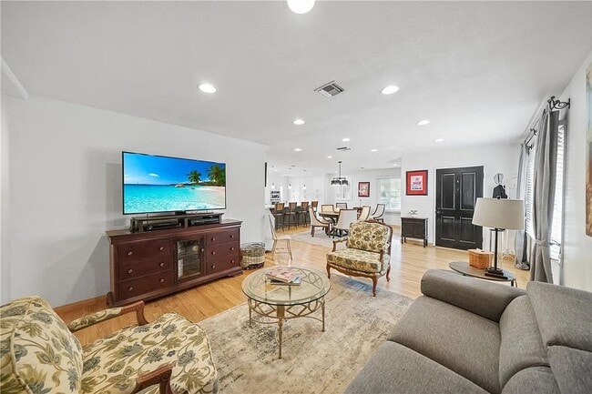 Photo - 329 E Everett Pl