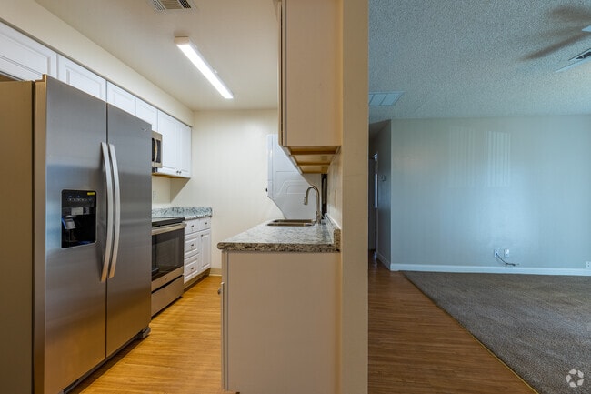 2 BR, 1 BA - 760 SF