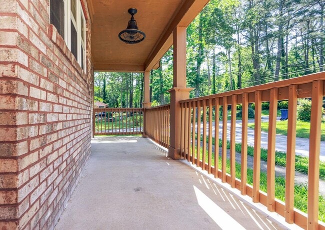 Photo - 3873 King Edward Trail SW