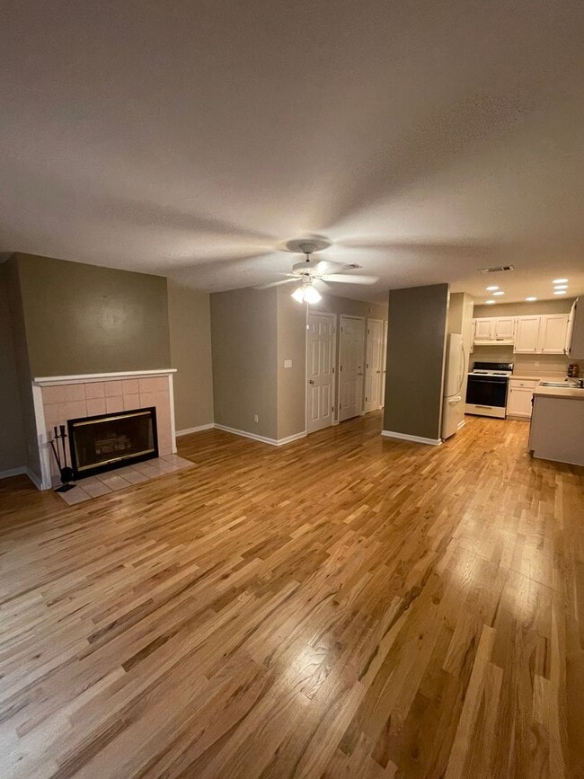 Building Photo - Huge 2/2.5 off Apalachee Parkway! Rental