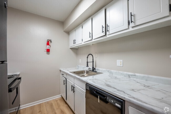 2BR, 2BA - 840SF - Kitchen