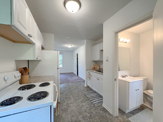 Building Photo - 16610 8th St N Unit #2