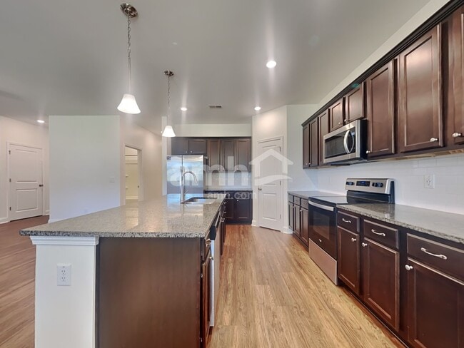 Photo - 320 Azore Way