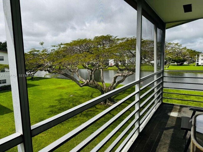 Building Photo - 536 Fanshaw M Unit 536