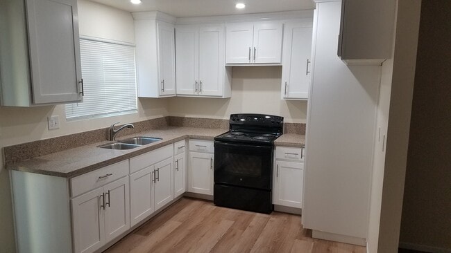 La cocina tiene vistas al patio trasero. - 768 Freeman Ave