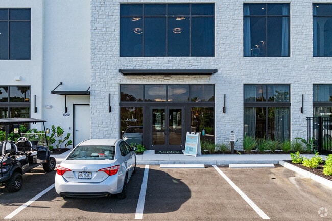 Entrada del edificio - Aspire Naples Apartments