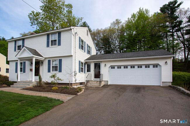 Photo - Beautiful 3 Bed, 2.5 Bath Single Family Colonial for Rent in Manchester!