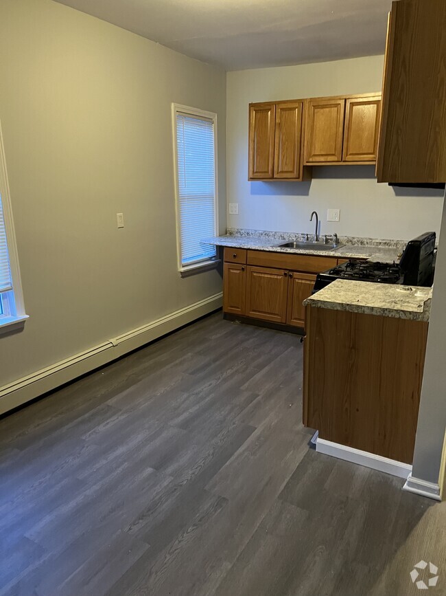 Building Photo - 652 Maple St Rental
