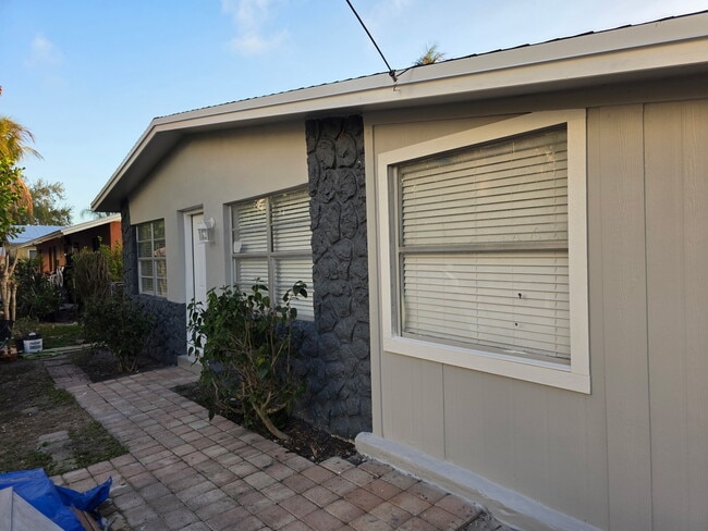 Building Photo - 3044 SE Camino Ave