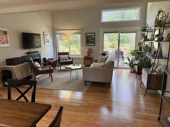 Photo - 980 Sutton Ct