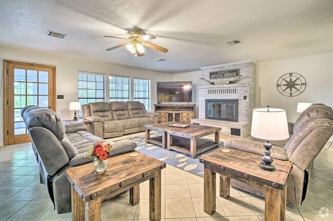 Building Photo - 411 Riverwood Dr Rental