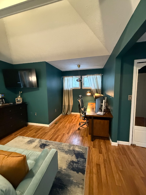 Photo - 102 Longfellow Close