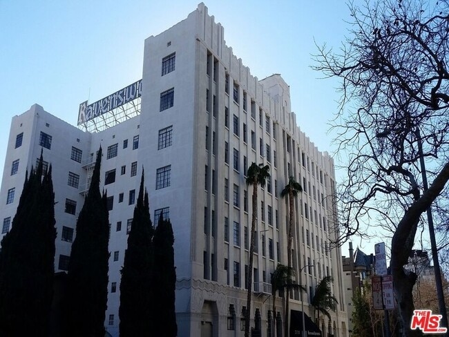 Building Photo - 570 N Rossmore Ave Rental