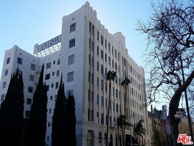 Building Photo - 570 N Rossmore Ave Rental