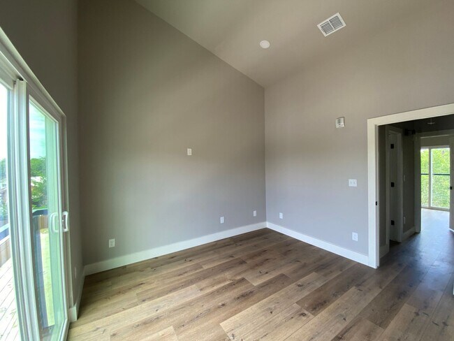 Photo - 1823 Burnet St Unit 1823 Burnet St - 203